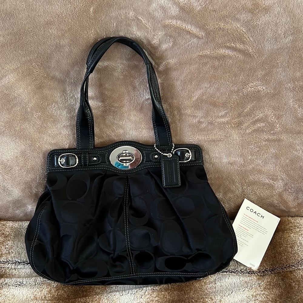 Coach bag. Black. Signature collection.